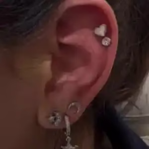 Elaha Samadi piercing center4 مرکز پیرسینگ الهه صمدی بهترین مرکز پیرسینگ در مشهد