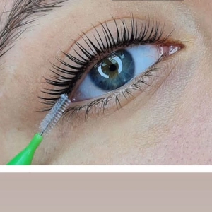 مرکز لیفت مژه فرزانه فیضی- بهترین مرکز لیفت مژه در شیراز